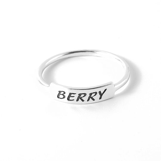 Bague de nom minimaliste